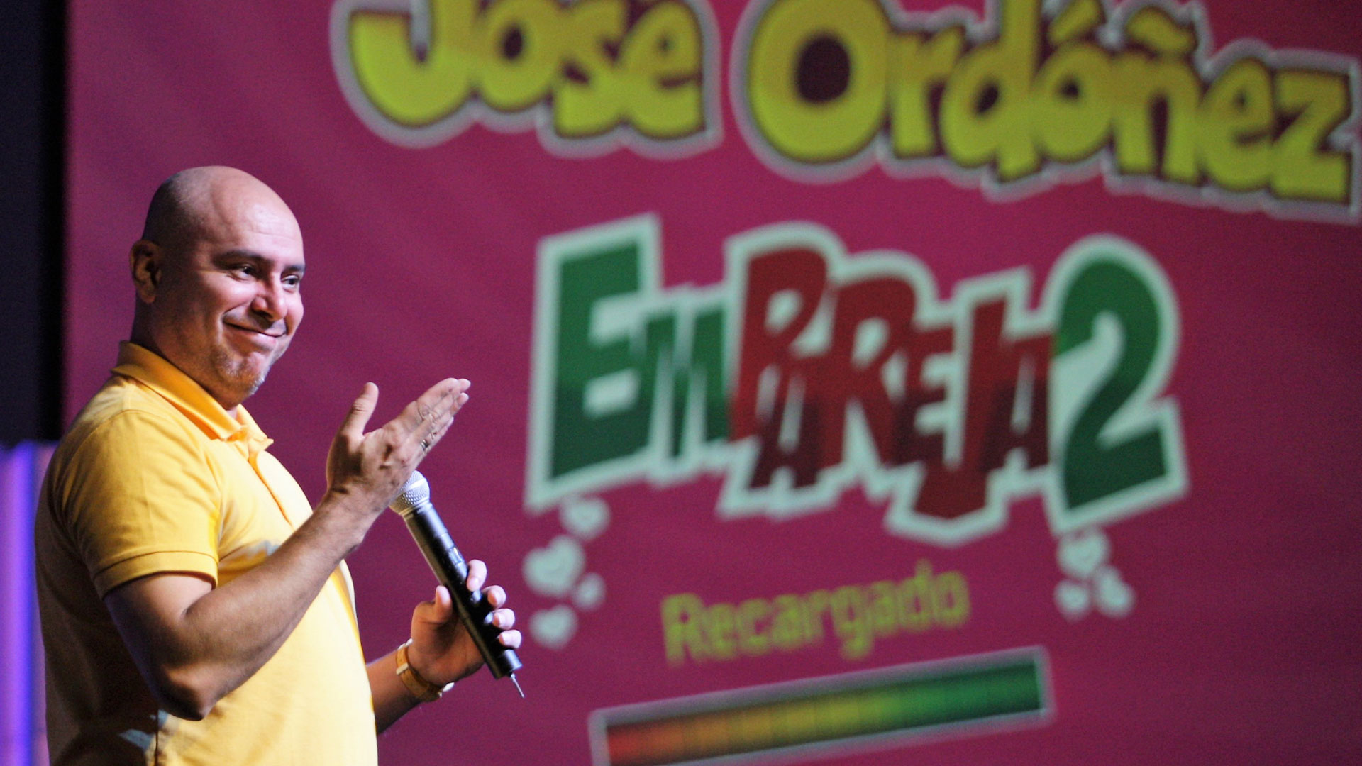 José Ordóñez presentando Emparejados con humor en escena